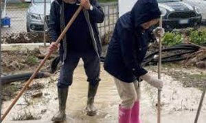 Emilia Romagna, i genitori di Laura Pausini puliscono una strada col fango a Solarolo