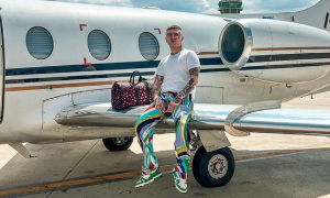 Lazza, polemiche sui social per le foto sul jet privato