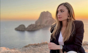 Sassari, la scultura di sabbia per ricordare Giulia Tramontano
