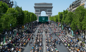 Parigi, sugli Champs-&Eacute;lys&eacute;es &ldquo;La pi&ugrave; grande dettatura del mondo"