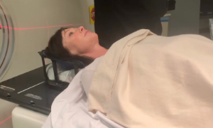 Brenda di Beverly Hills 90210 lotta contro il tumore e mostra un video durante la radioterapia
