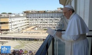 L&rsquo;intervento su Papa Francesco &egrave; riuscito, il chirurgo: ha scherzato con me