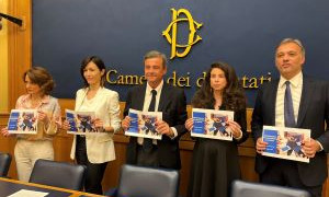 Social, danni devastanti ai ragazzini, proposta di legge per divieto ai minori di 14 anni