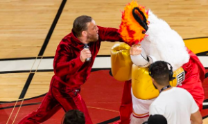 Connor McGregor, picchia la mascotte dei Miami Heat e la manda al pronto soccorso