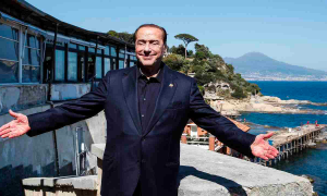 &ldquo;Un napoletano nato a Milano&rdquo;, ecco come Napoli ricorda Silvio Berlusconi