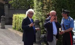 Arcore, vietato l&rsquo;ingresso per Boldi e Razzi nella camera ardente di Berlusconi