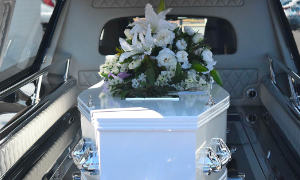 La dichiarano morta ma lei si sveglia poco prima del funerale