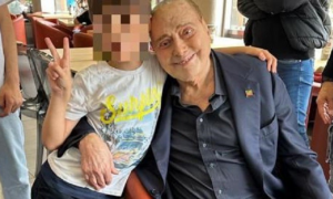 L&rsquo;ultima foto di Berlusconi: al bar con un piccolo tifoso milanista