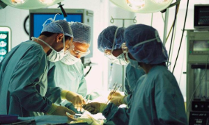 Ancona, una mamma ha sopportato un intervento al cervello da sveglia per allattare il figlio