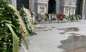 I fiori in memoria di Berlusconi vanno a ruba tra la folla
