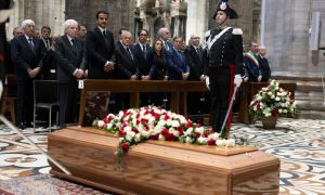 La bara di Berlusconi di mogano dell'Honduras, lo stesso utilizzato per le chitarre di Hendrix