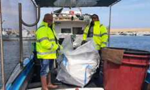 Ambiente, con FLAGS i pescatori liberano dai rifiuti i mari dell&rsquo;isola