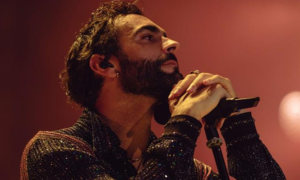 Marco Mengoni si commuove al suo concerto a Salerno