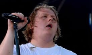 Lewis Capaldi in difficolt&agrave; per la sindrome di Tourette: lo aiutano i fan