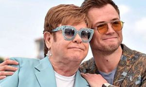 L'addio di Elton John sul palco del Festival di Glastonbury