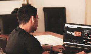 La pornografia online mette a repentaglio l'autostima negli adolescenti maschi