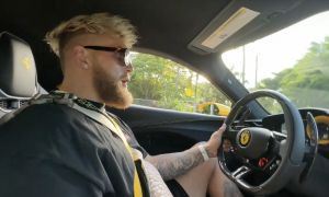 Youtuber rompe una Ferrari da 390 mila euro dopo un'ora dall'acquisto