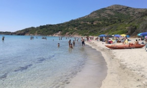 Estate, a Sant&rsquo;Antioco non si pu&ograve; mangiare in spiaggia, multe fino a 500 euro