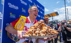 Record: un uomo ha mangiato 64 hot dog in dieci minuti. Ecco chi &egrave;