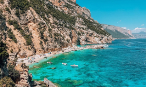 Cala Mariolu: bimba di 9 anni ferita da un masso