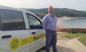 Sassari, il postino arriva anche in spiaggia. Consegne tra gli ombrelloni