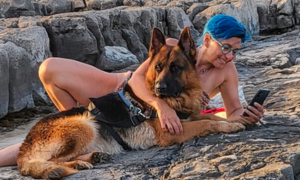 Si addormentata sul materassino e finisce al largo, il suo cane la riporta a riva