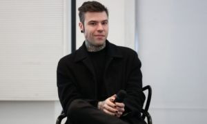 Fedez segnala parcheggiatore abusivo alla Polizia