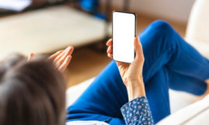 Chiama ripetutamente il marito durante la partita, ma lui la denuncia per molestie