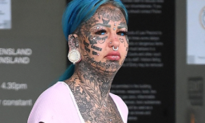 L&rsquo;influencer Amber Luke cieca dopo il tatuaggio agli occhi