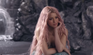Shakira attaccata da un topo durante le riprese di un videoclip
