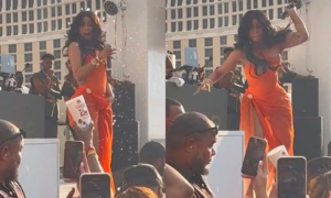 Cardi B: un fan le lancia un bicchiere di birra, ma lei gli scaglia il microfono addosso