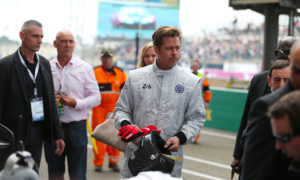 Brad Pitt supporta gli scioperi di Hollywood: interrotte le riprese del film sulla Formula 1