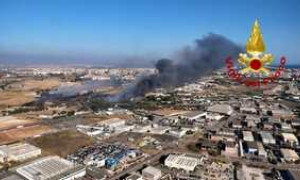 Incendi, i piromani colpiscono anche le citt&agrave;, roghi a Cagliari e Olbia