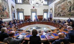 Governo, ok alla tassa sui profitti della banche, stop al caro-voli, regolamentati i taxi