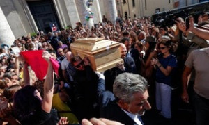 Michela Murgia, centinaia di persone ai funerali della scrittrice di Cabras