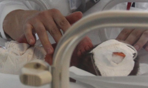 Neonato abbandonato tra i rifiuti a Taranto, il dramma di una madre 23enne