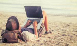 Lavorare viaggiando: i nomadi digitali sono 35 milioni in tutto il mondo. Ecco lo stipendio medio