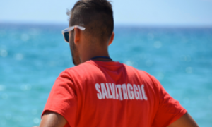 La Maddalena, si assentano dalla postazione di salvataggio: maxi multa per tre bagnini