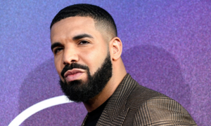 Un fan lancia un libro contro Drake sul palco, il rapper reagisce