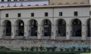 Firenze, imbrattate le colonne del Vasariano
