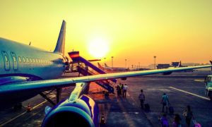 Volo Olbia-Roma lite tra una madre e una hostess: l'aereo torna in Sardegna