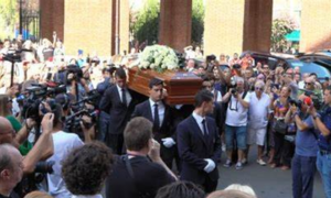 I funerali di Toto Cutugno, folla commossa all'arrivo del feretro