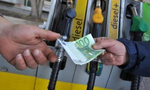 Prezzi benzina alle stelle: Buddus&ograve; registra 3 euro al litro
