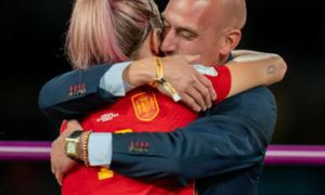 Rubiales d&agrave; le dimissioni: il bacio alla finale dei Mondiali