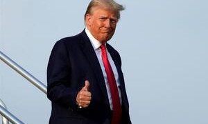Donald Trump si costituisce in carcere, rilasciato dopo 20 minuti su cauzione da 200mila dollari