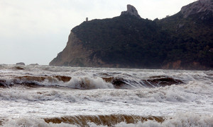 Venti di burrasca e mareggiate, allerta meteo e rischio idrogeologico su tutta la Sardegna