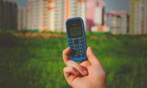 Giovani in Usa: &ldquo;disintossicazione&rdquo; dai social con l&rsquo;uso di vecchi cellulari
