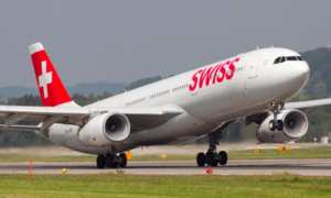 Steward e hostess ripresi mentre ballano sull&rsquo;ala dell&rsquo;aereo: rischiano il licenziamento