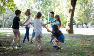 Scatti nei luoghi pubblici concessi ma per i minorenni &egrave; necessario il consenso