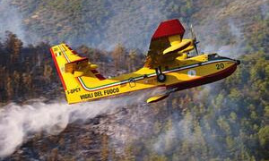 Incendi in Grecia, l&rsquo;Ue mobilita la flotta &ldquo;rescEu&rdquo; per il pi&ugrave; grande rogo degli ultimi 20 anni